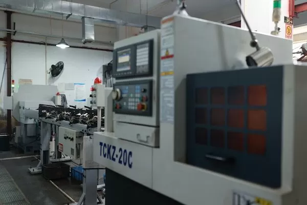 Oficina de produção de componentes de metal