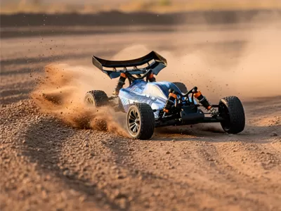 O guia do piloto para asas traseiras de carros RC: como o downforce e o ajuste ganham corridas